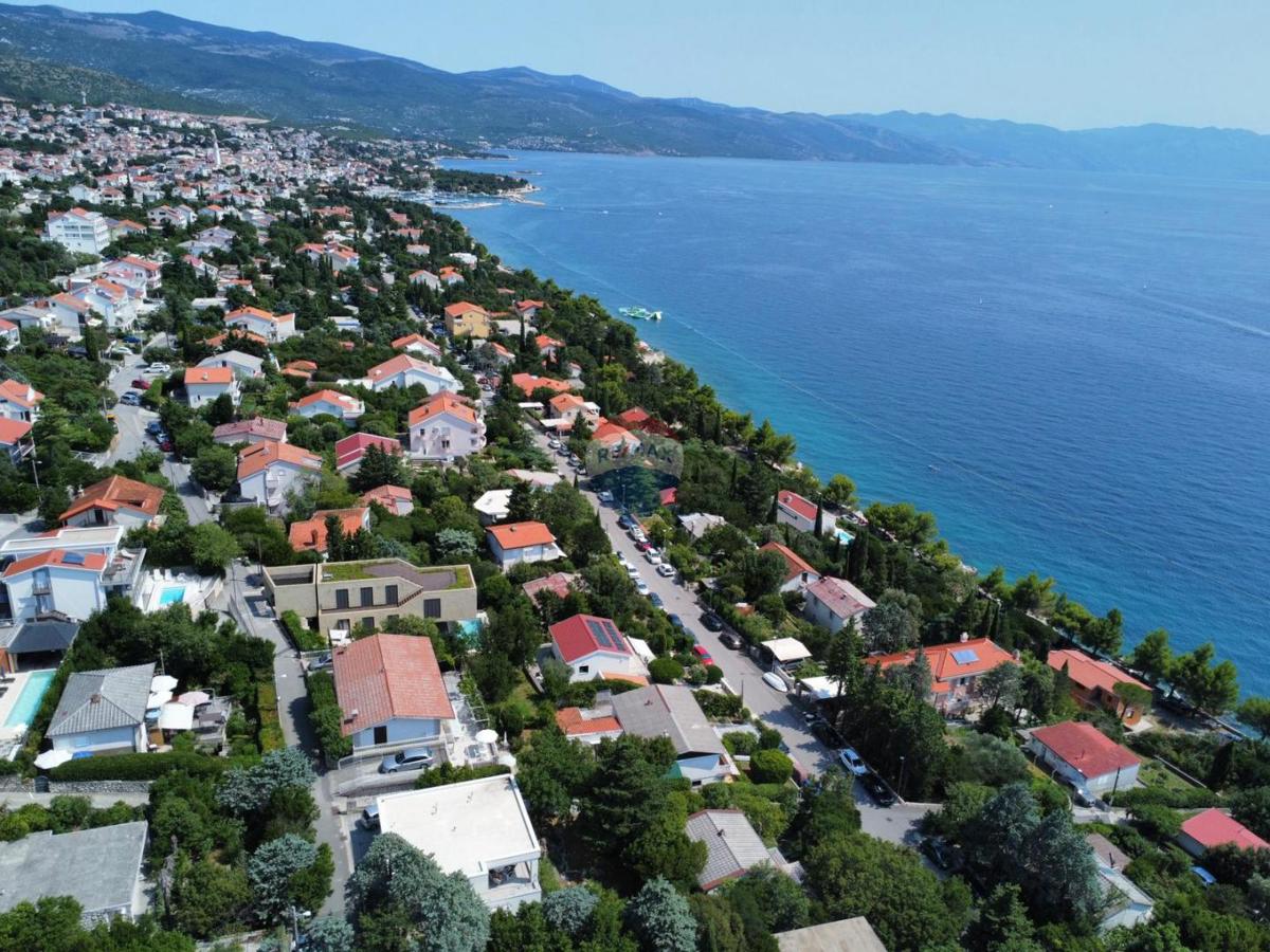 Novi Vinodolski – hiša z garažo in dvoriščem, druga vrsta ob morju