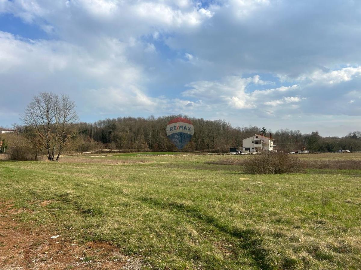 Stavbno zemljišče Pićan, 695m2