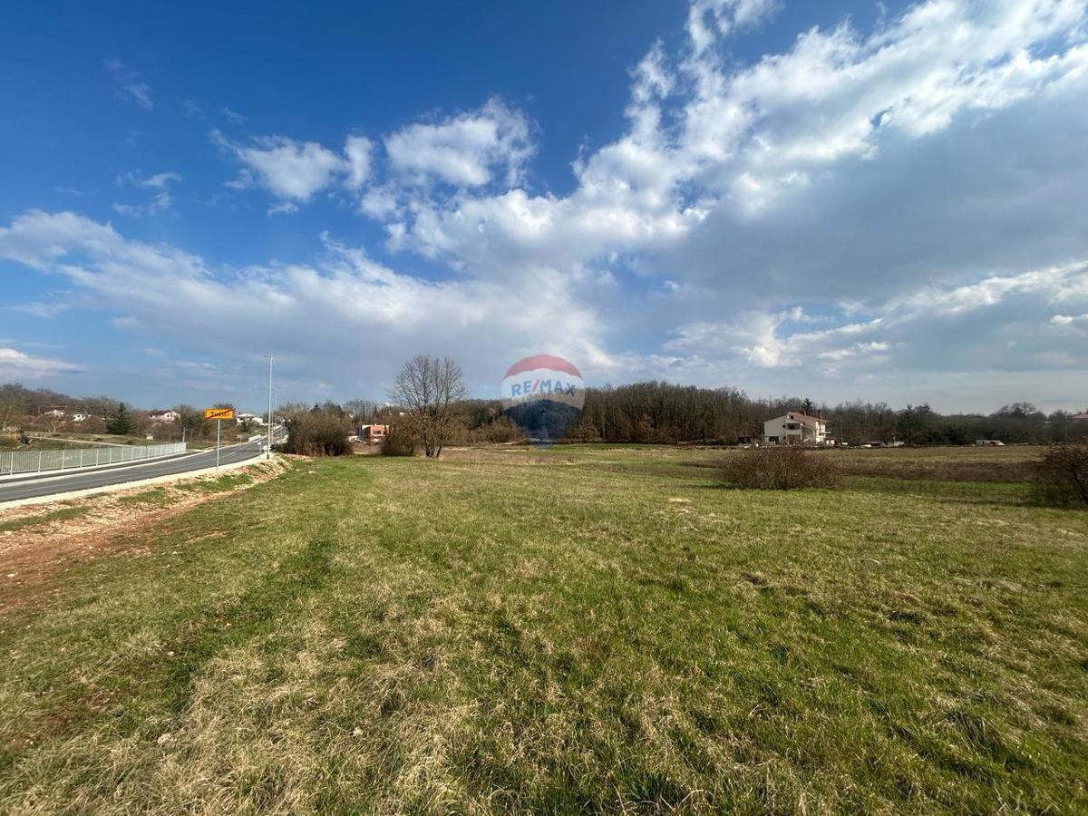 Stavbno zemljišče Pićan, 695m2