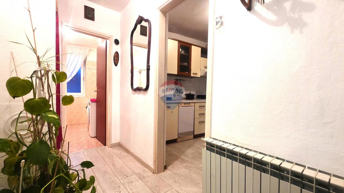 Avtentična istrska kamnita hiša v centru Brtonigle – 3 nadstropja, balkon in mansarda