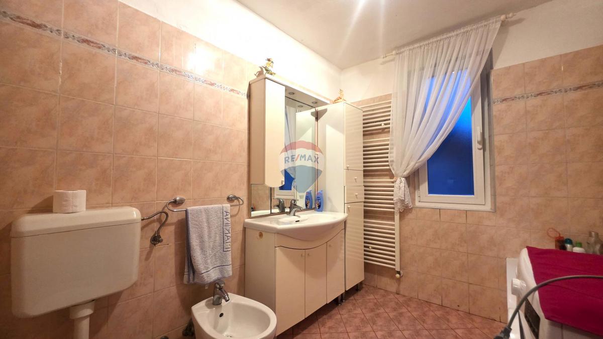 Avtentična istrska kamnita hiša v centru Brtonigle – 3 nadstropja, balkon in mansarda