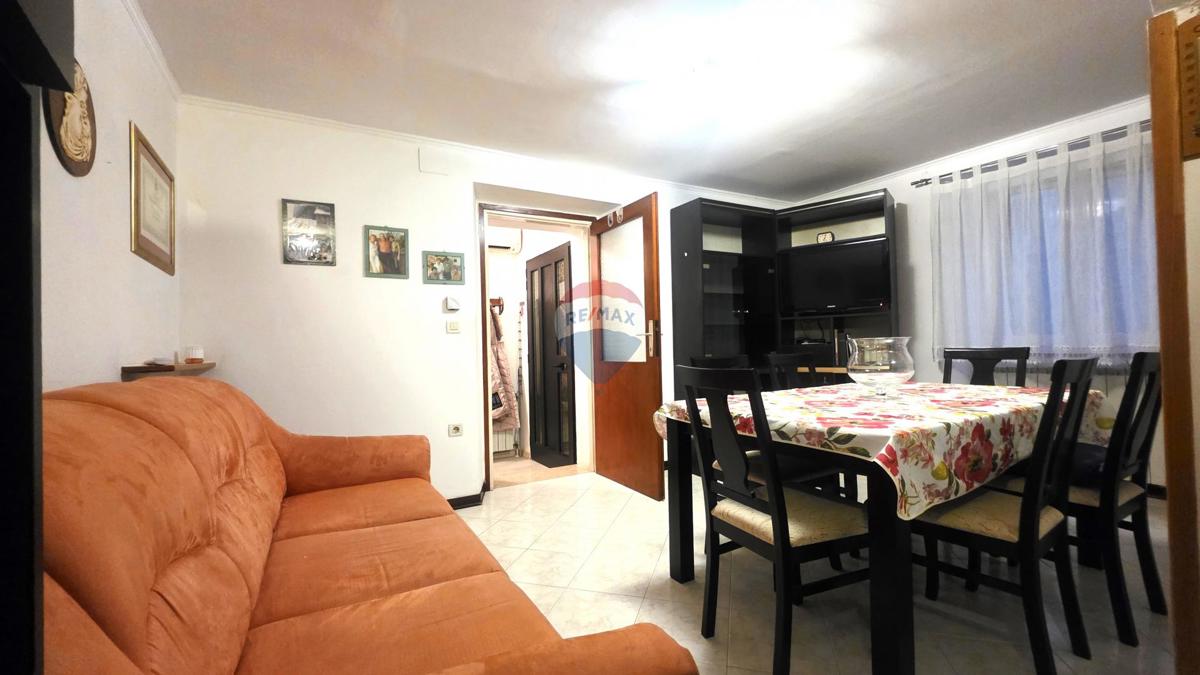 Avtentična istrska kamnita hiša v centru Brtonigle – 3 nadstropja, balkon in mansarda