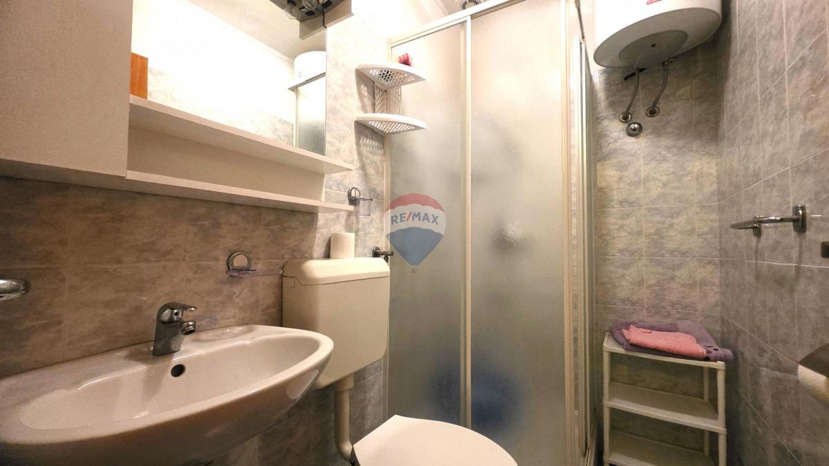 Avtentična istrska kamnita hiša v centru Brtonigle – 3 nadstropja, balkon in mansarda