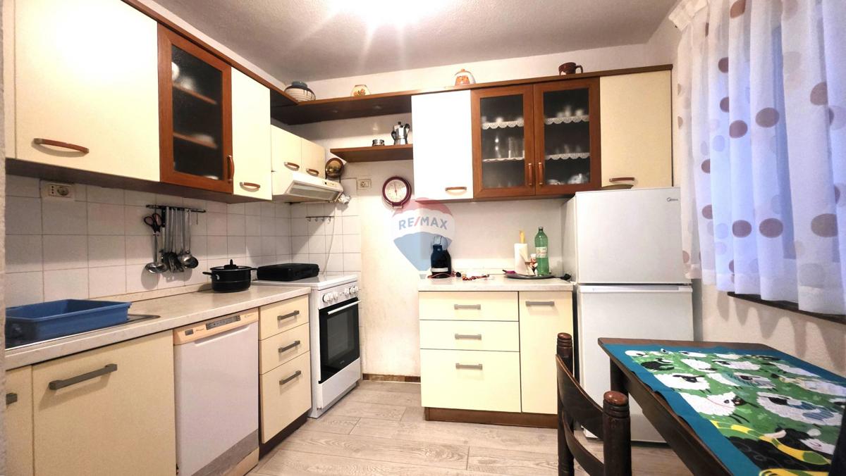 Avtentična istrska kamnita hiša v centru Brtonigle – 3 nadstropja, balkon in mansarda