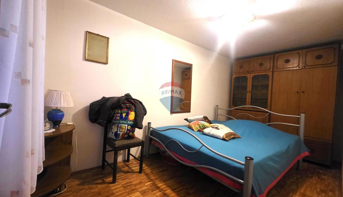 Avtentična istrska kamnita hiša v centru Brtonigle – 3 nadstropja, balkon in mansarda