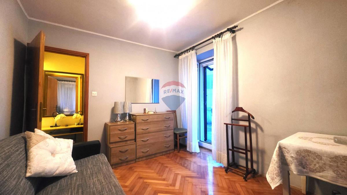 Avtentična istrska kamnita hiša v centru Brtonigle – 3 nadstropja, balkon in mansarda