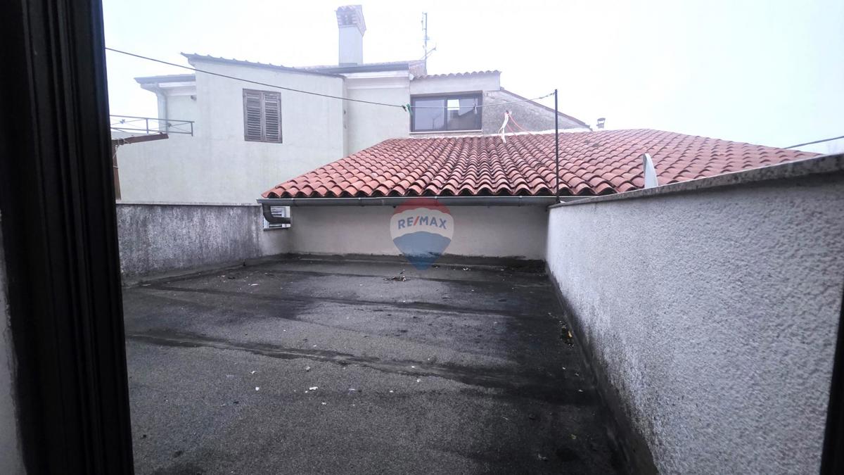 Avtentična istrska kamnita hiša v centru Brtonigle – 3 nadstropja, balkon in mansarda