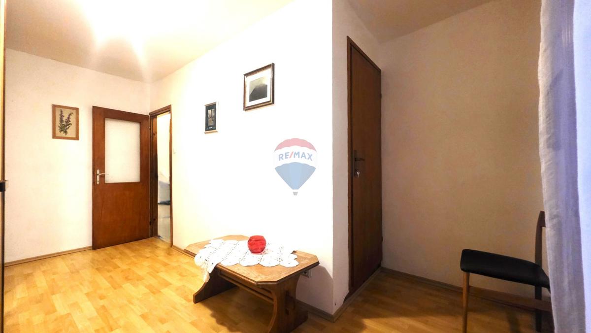 Avtentična istrska kamnita hiša v centru Brtonigle – 3 nadstropja, balkon in mansarda