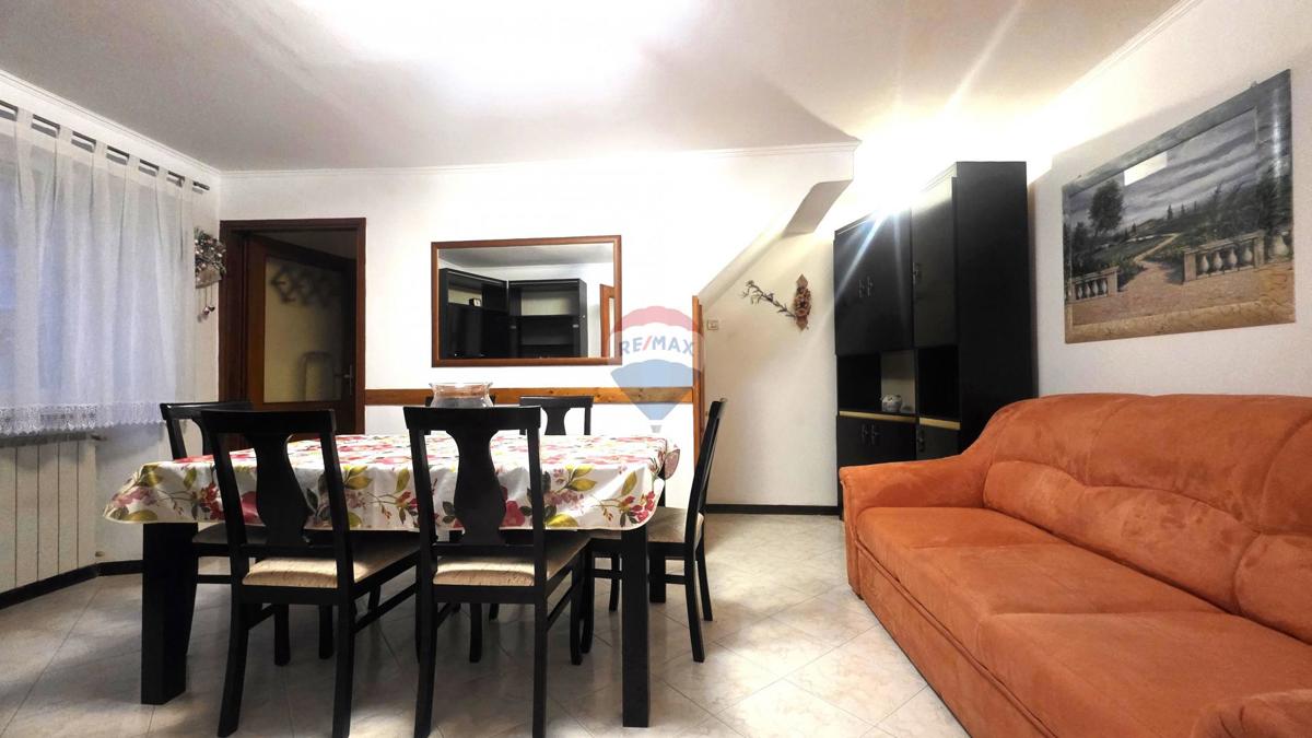 Avtentična istrska kamnita hiša v centru Brtonigle – 3 nadstropja, balkon in mansarda