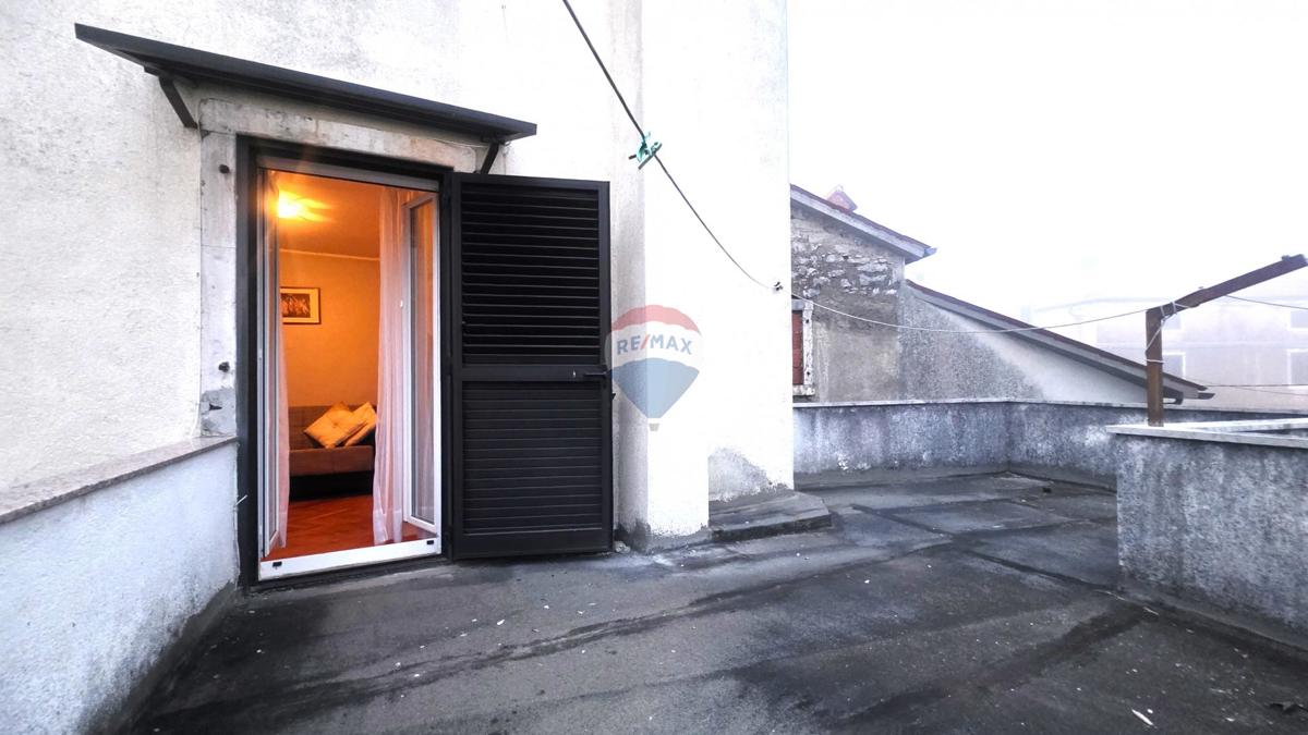 Avtentična istrska kamnita hiša v centru Brtonigle – 3 nadstropja, balkon in mansarda