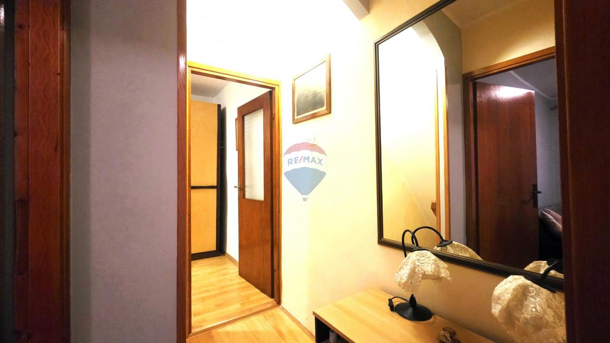 Avtentična istrska kamnita hiša v centru Brtonigle – 3 nadstropja, balkon in mansarda