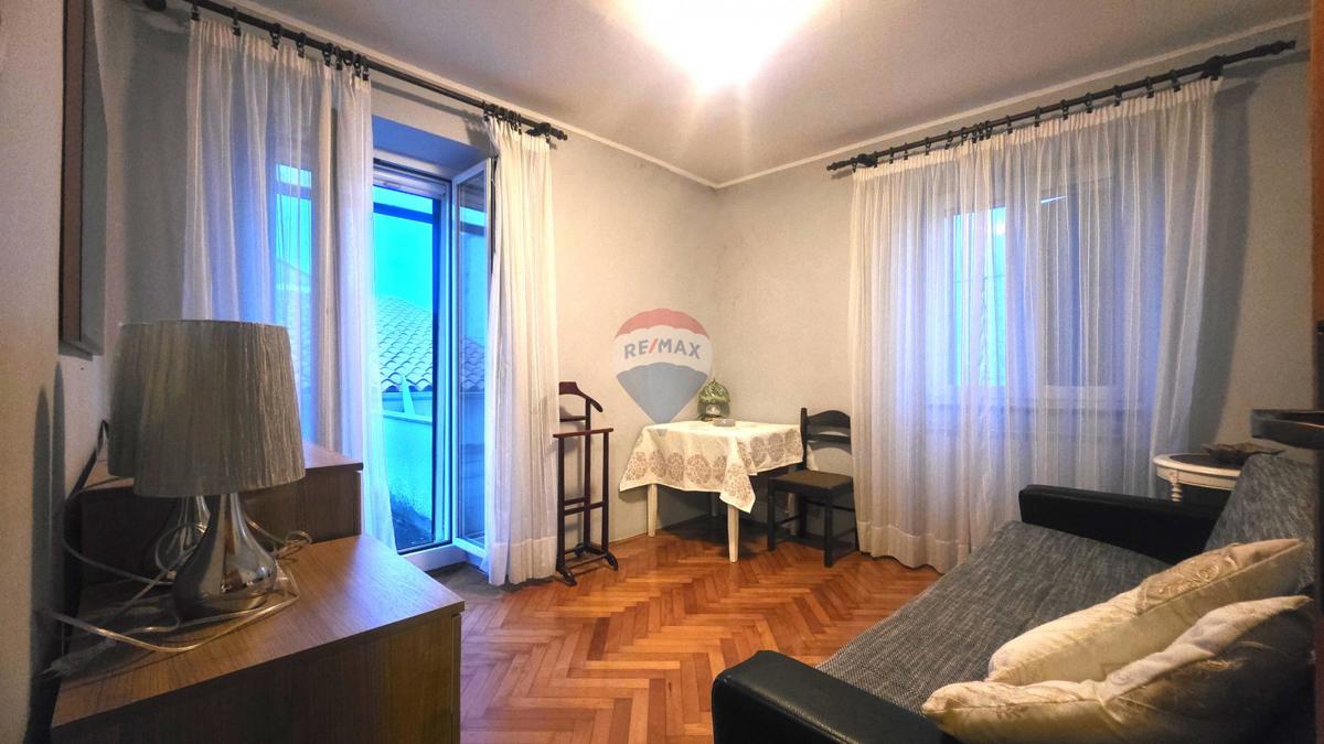 Avtentična istrska kamnita hiša v centru Brtonigle – 3 nadstropja, balkon in mansarda