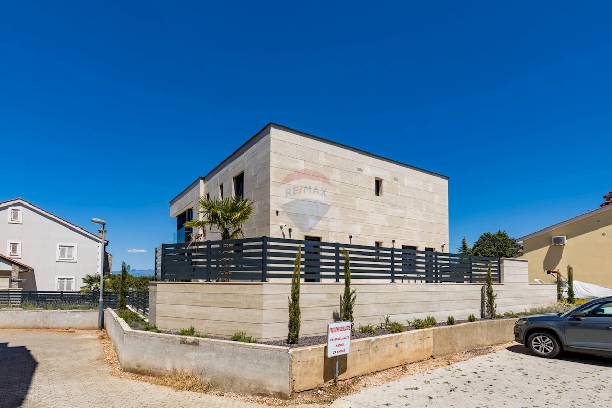 OTOK KRK, MALINSKA-luksuzno stanovanje z bazenom 80 metrov od plaže