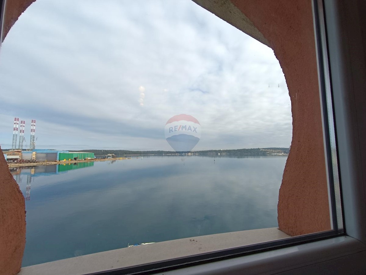 Pula, stanovanje na rivi z edinstvenim razgledom, redkost na trgu