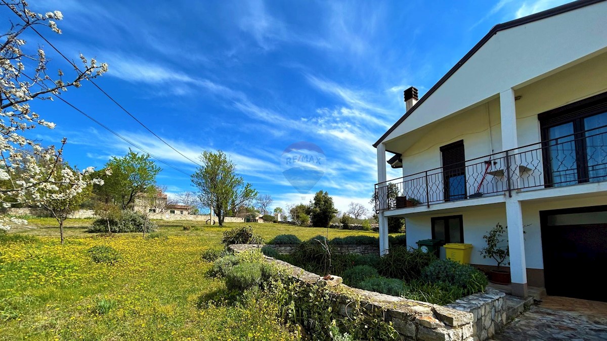 ISTRIA, BUJE - Detached house and large building plot