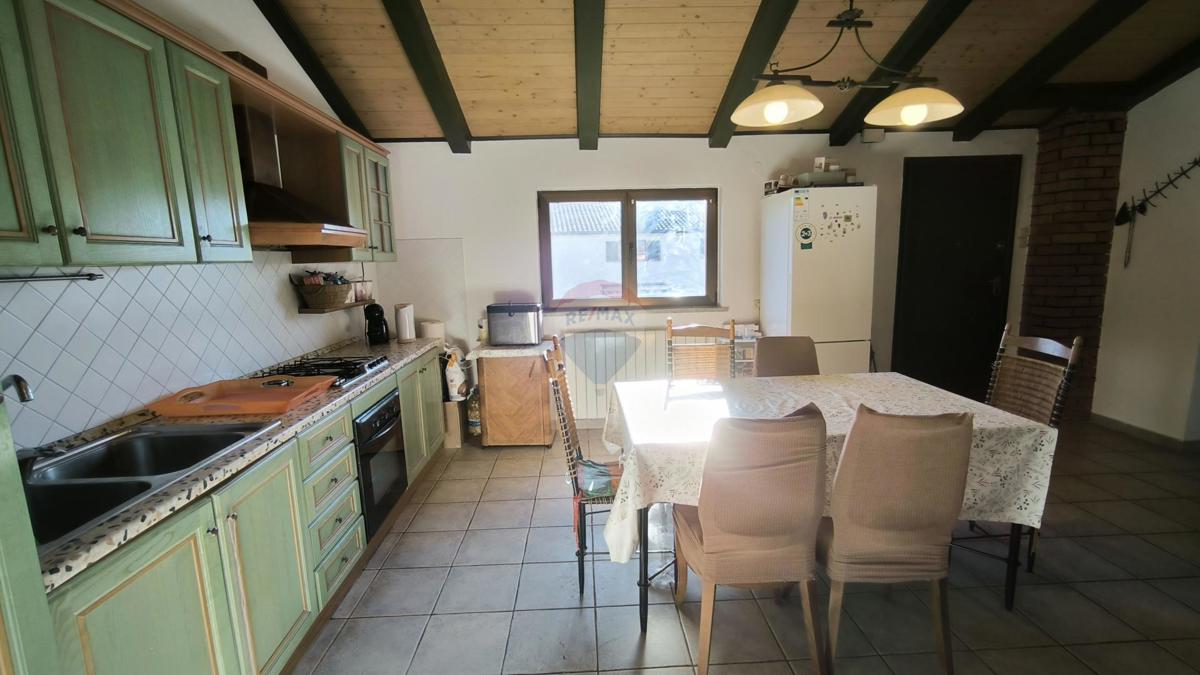 Istra, Rovinjsko Selo – Hiša s tremi stanovanji, veliki vrt