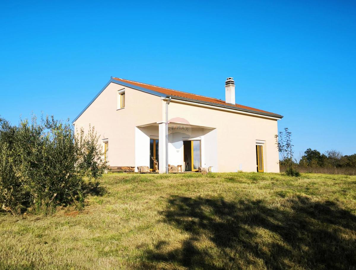 Istra, Marčana, samostojna novogradnja hiša, lepo dvorišče