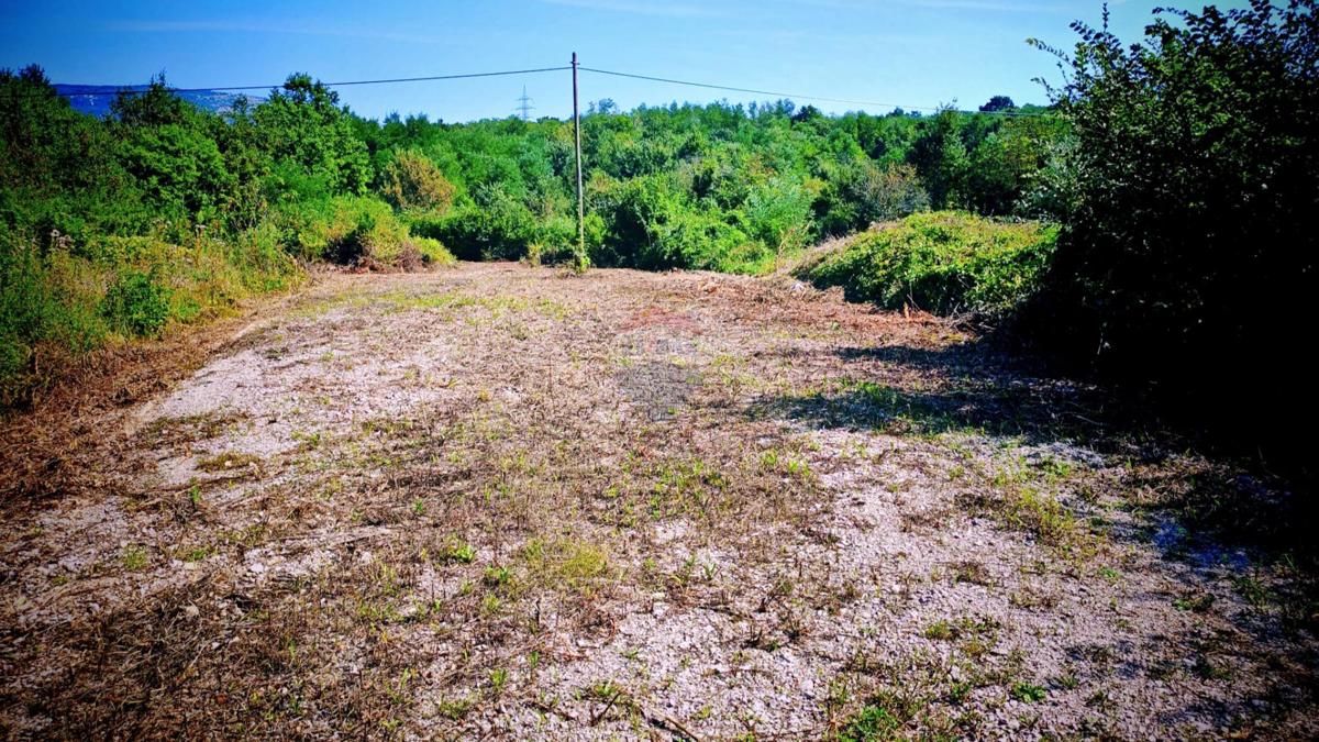 Istra, Kršan – zazidljivo zemljišče z pravnomočnim gradbenim dovoljenjem