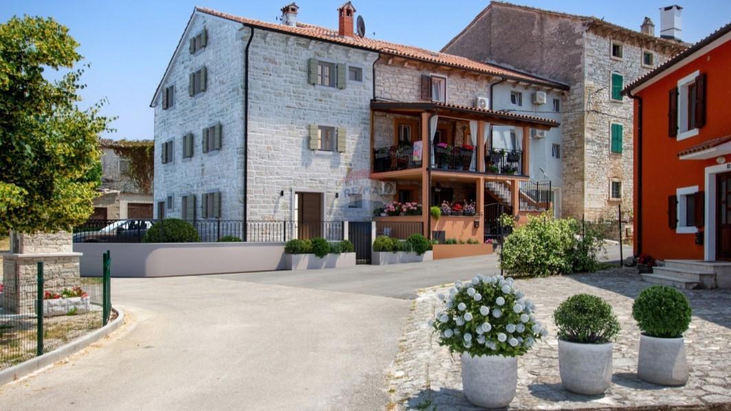 Istra, Buje, okolica – Kamnita hiša za obnovo z razgledom