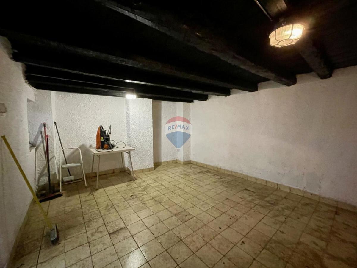 Novi Vinodolski – Hiša v starem mestnem jedru, druga vrsta od morja