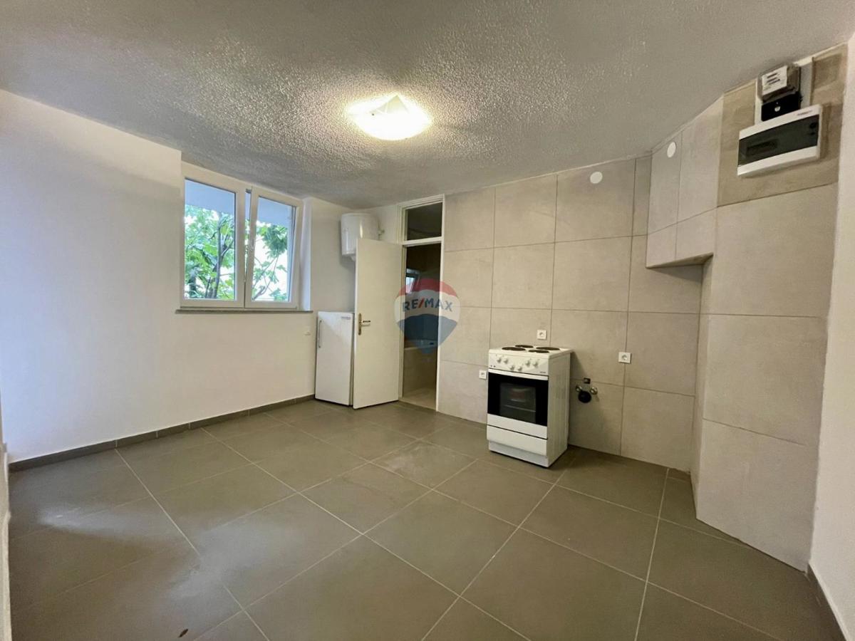 Novi Vinodolski – Hiša v starem mestnem jedru, druga vrsta od morja