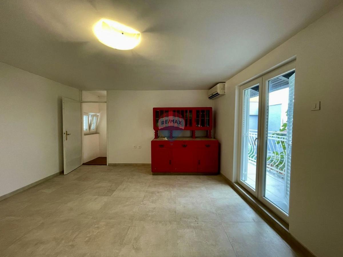 Novi Vinodolski – Hiša v starem mestnem jedru, druga vrsta od morja