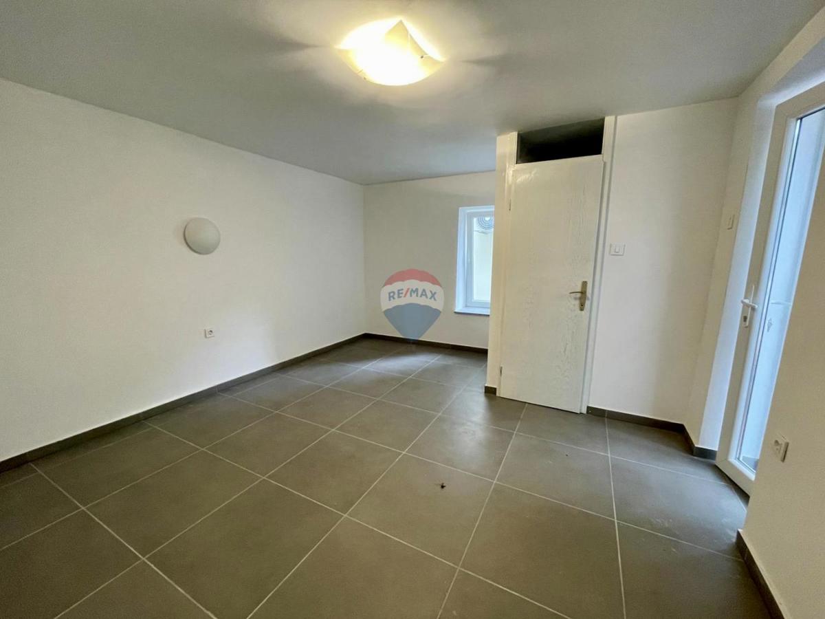 Novi Vinodolski – Hiša v starem mestnem jedru, druga vrsta od morja