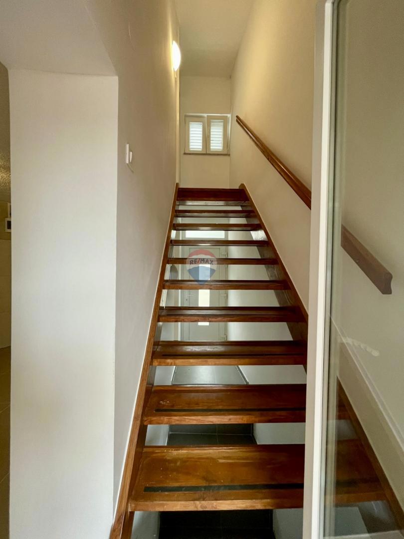 Novi Vinodolski – Hiša v starem mestnem jedru, druga vrsta od morja