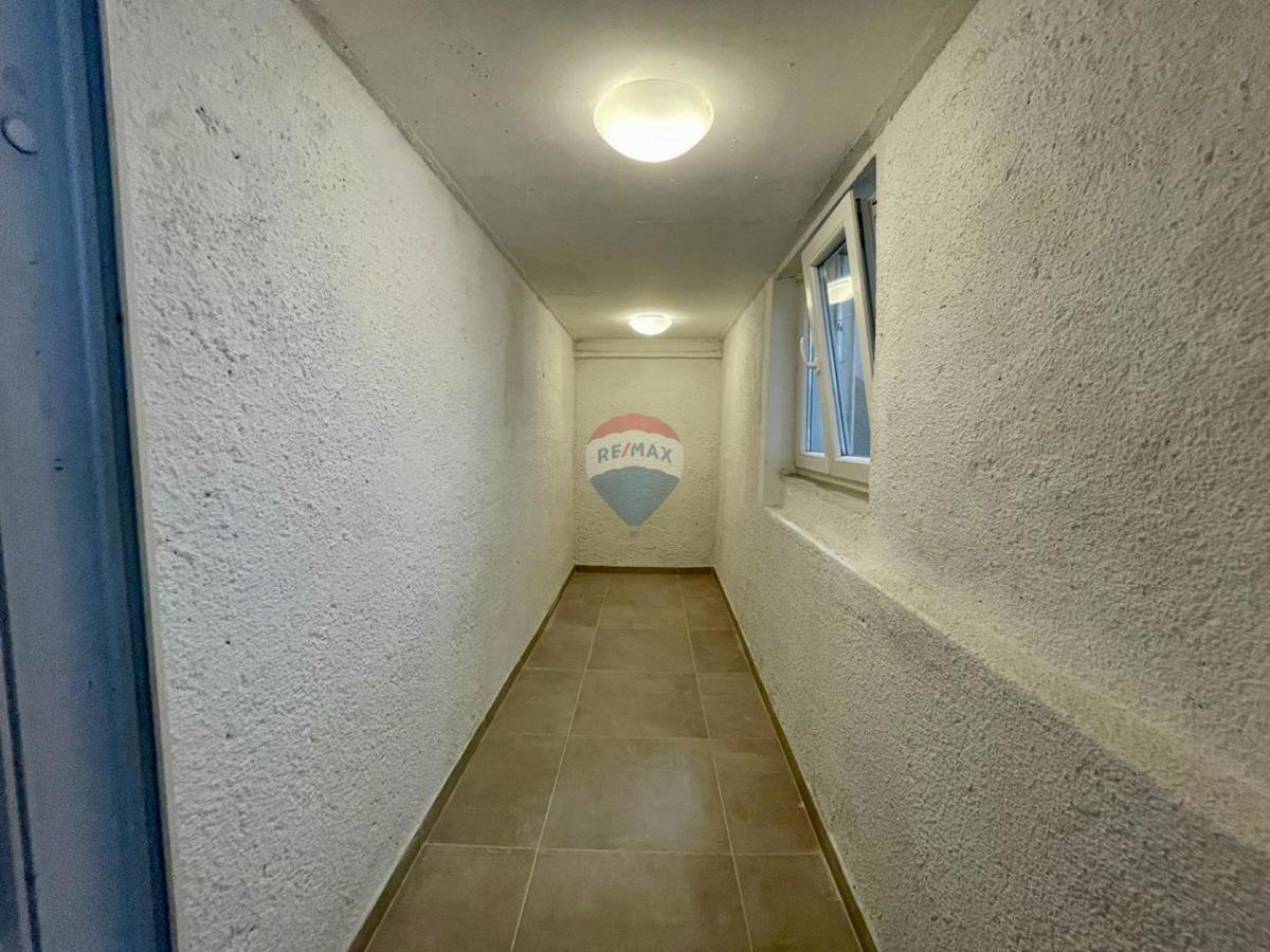 Novi Vinodolski – Hiša v starem mestnem jedru, druga vrsta od morja