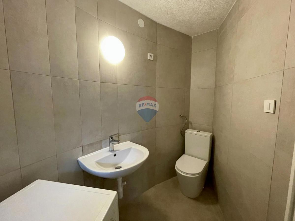 Novi Vinodolski – Hiša v starem mestnem jedru, druga vrsta od morja