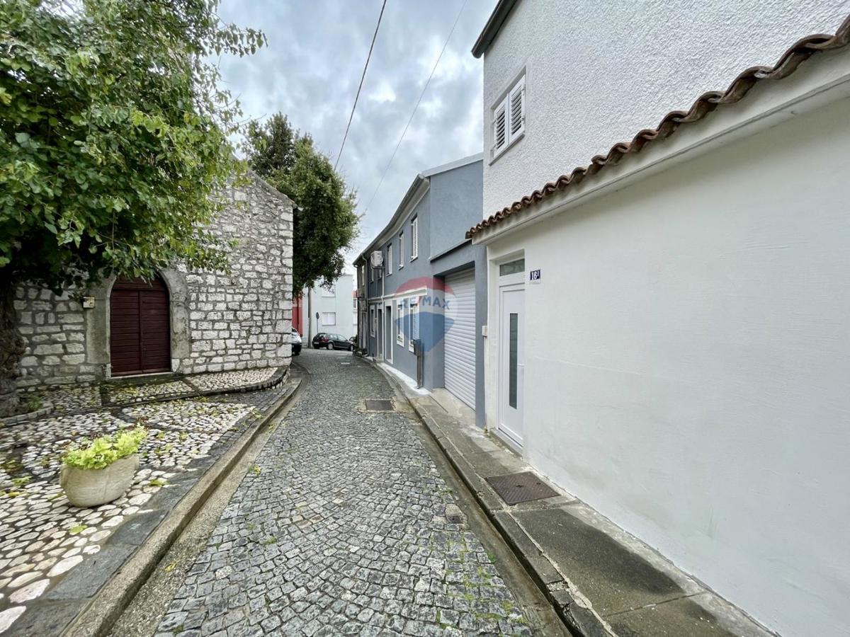 Novi Vinodolski – Hiša v starem mestnem jedru, druga vrsta od morja