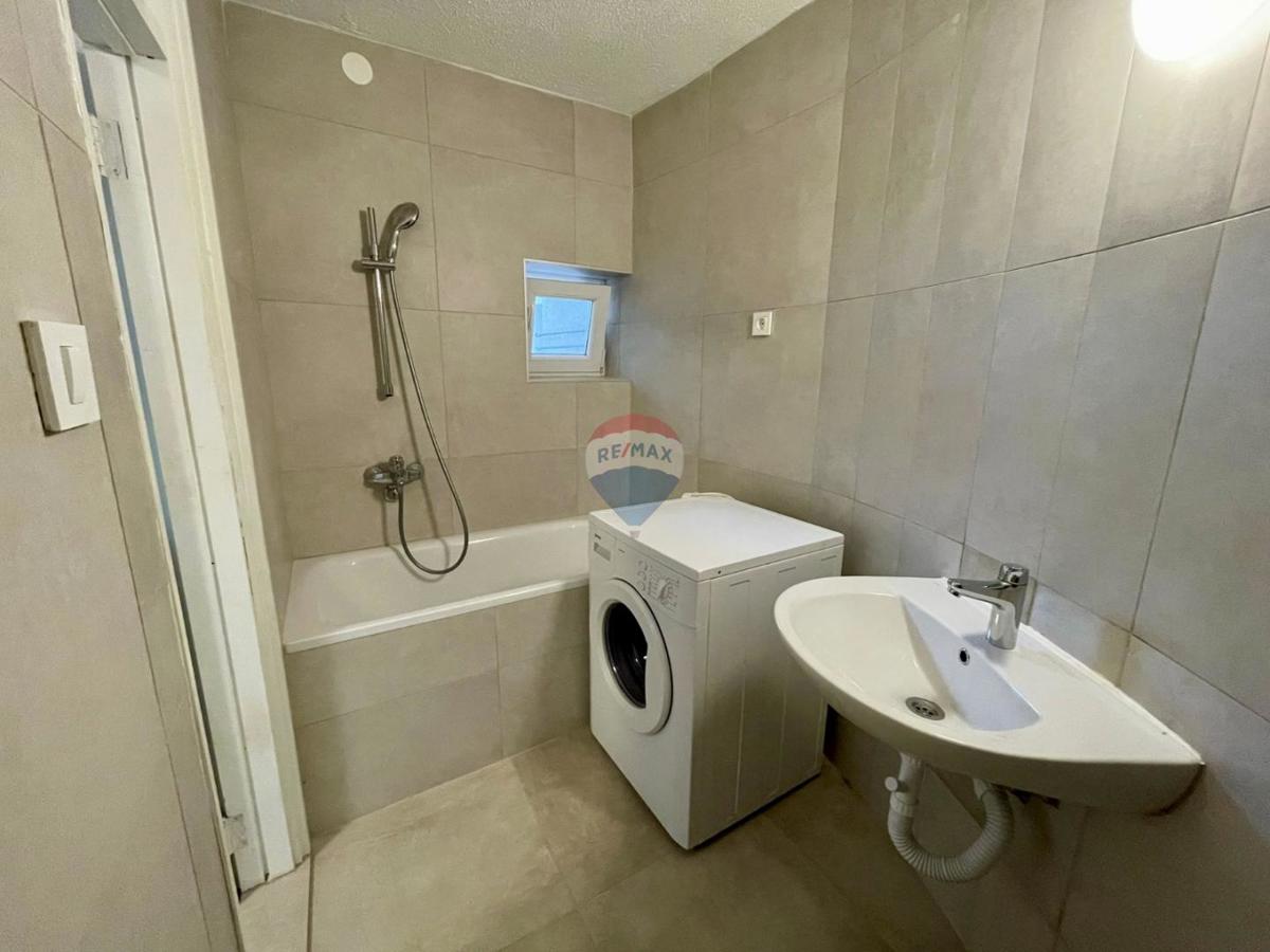 Novi Vinodolski – Hiša v starem mestnem jedru, druga vrsta od morja