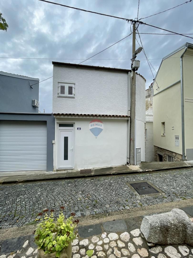 Novi Vinodolski – Hiša v starem mestnem jedru, druga vrsta od morja