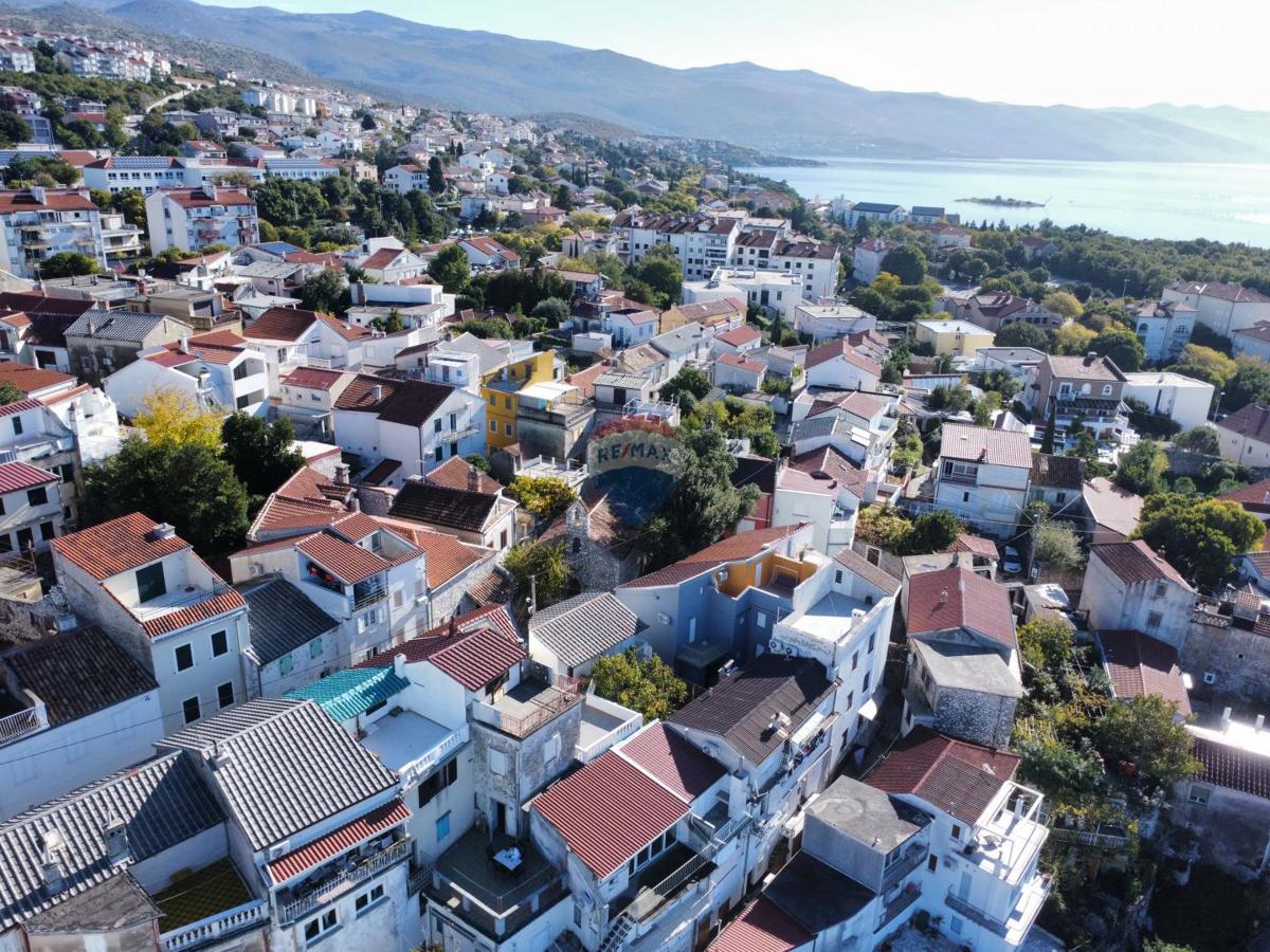 Novi Vinodolski – Hiša v starem mestnem jedru, druga vrsta od morja