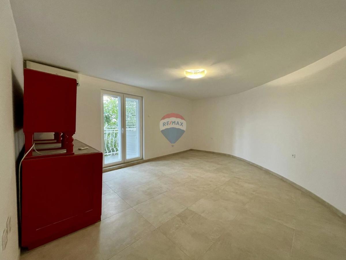 Novi Vinodolski – Hiša v starem mestnem jedru, druga vrsta od morja