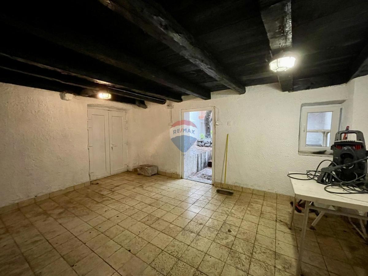 Novi Vinodolski – Hiša v starem mestnem jedru, druga vrsta od morja