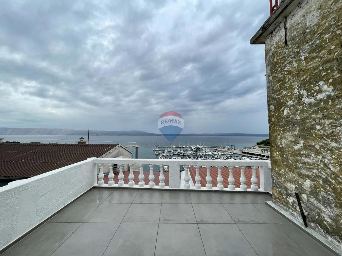 Novi Vinodolski – Hiša v starem mestnem jedru, druga vrsta od morja