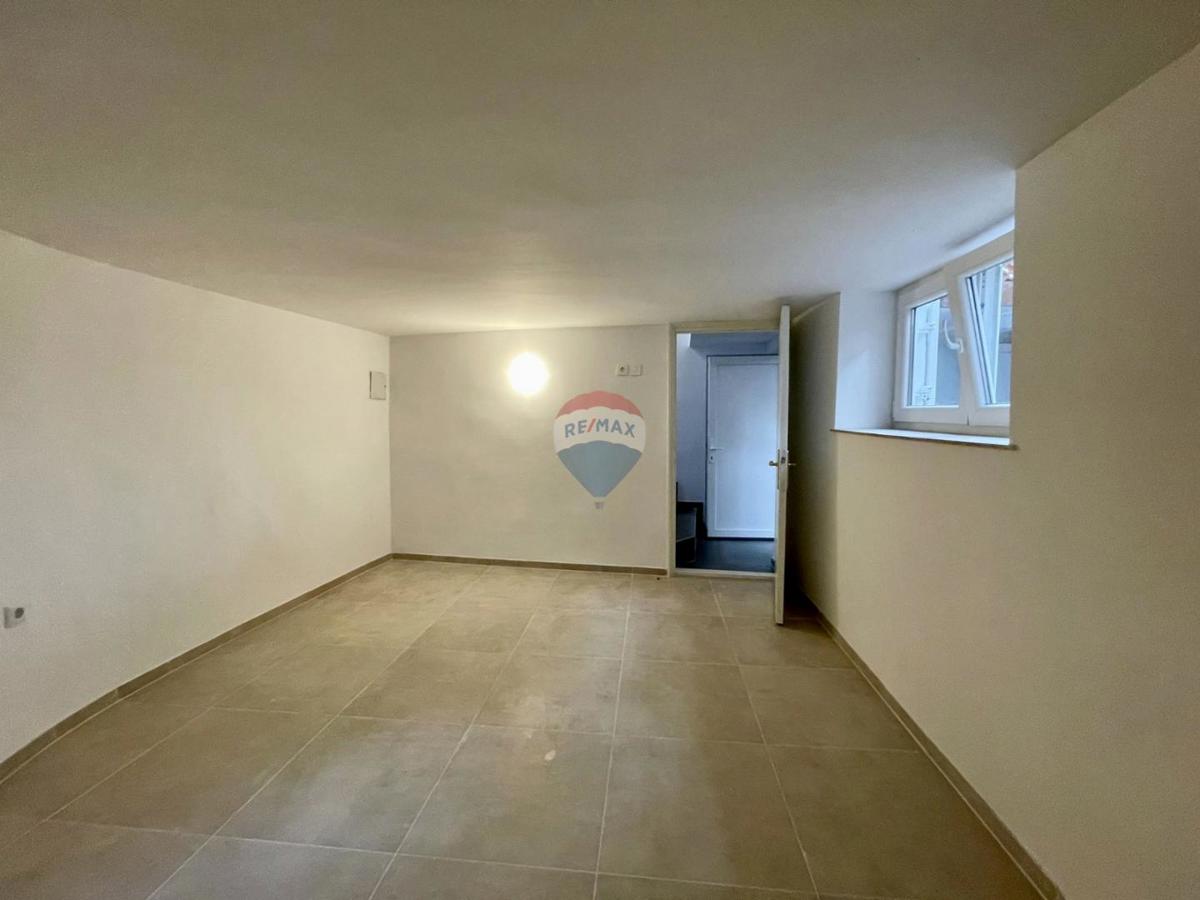 Novi Vinodolski – Hiša v starem mestnem jedru, druga vrsta od morja