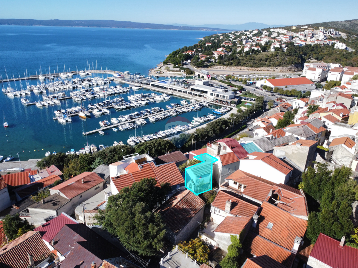 Novi Vinodolski – Hiša v starem mestnem jedru, druga vrsta od morja