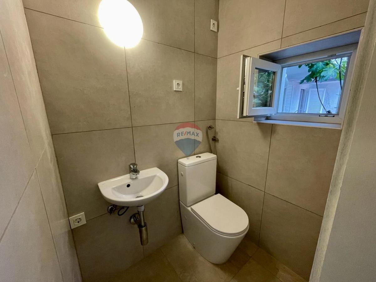 Novi Vinodolski – Hiša v starem mestnem jedru, druga vrsta od morja