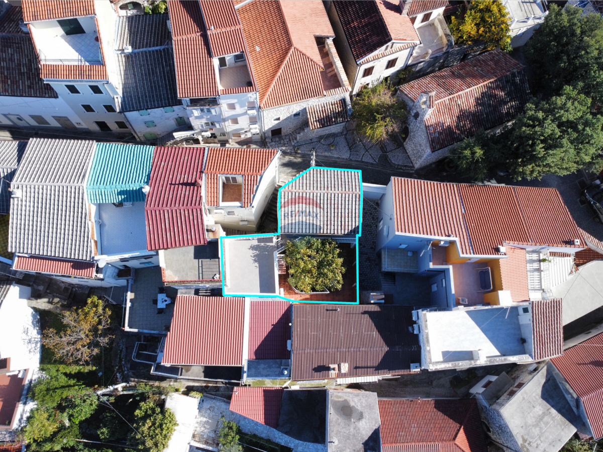 Novi Vinodolski – Hiša v starem mestnem jedru, druga vrsta od morja