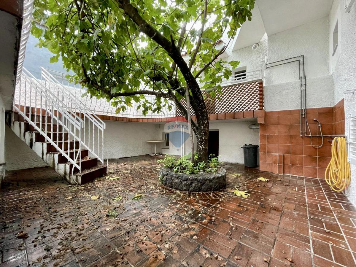 Novi Vinodolski – Hiša v starem mestnem jedru, druga vrsta od morja