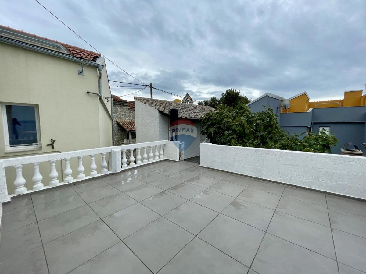 Novi Vinodolski – Hiša v starem mestnem jedru, druga vrsta od morja