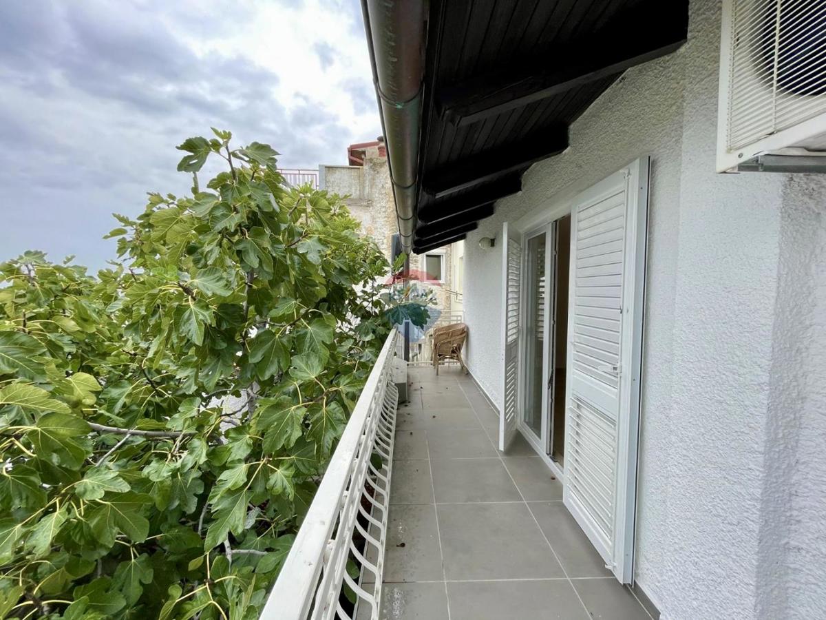 Novi Vinodolski – Hiša v starem mestnem jedru, druga vrsta od morja