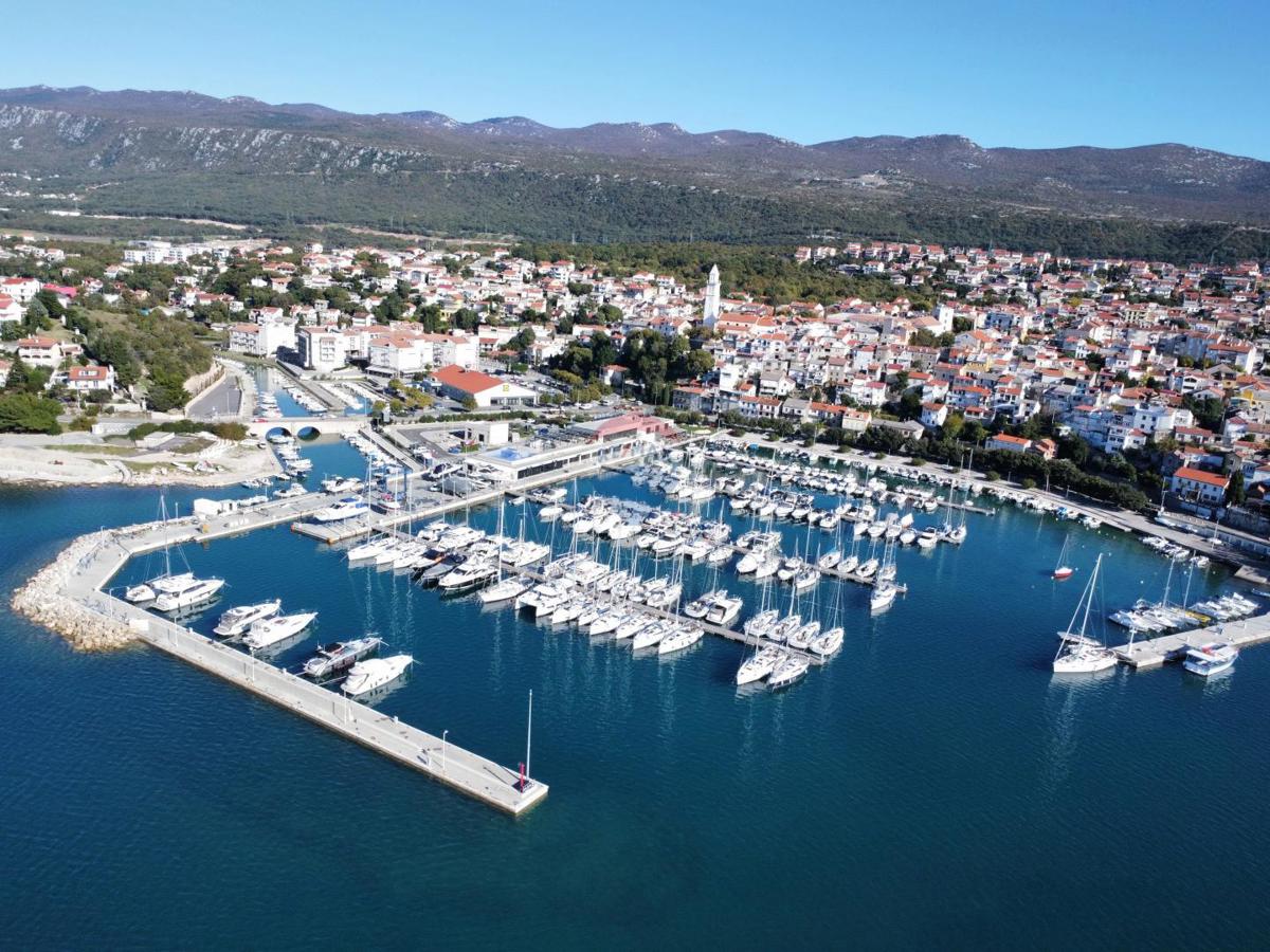 Novi Vinodolski – Hiša v starem mestnem jedru, druga vrsta od morja