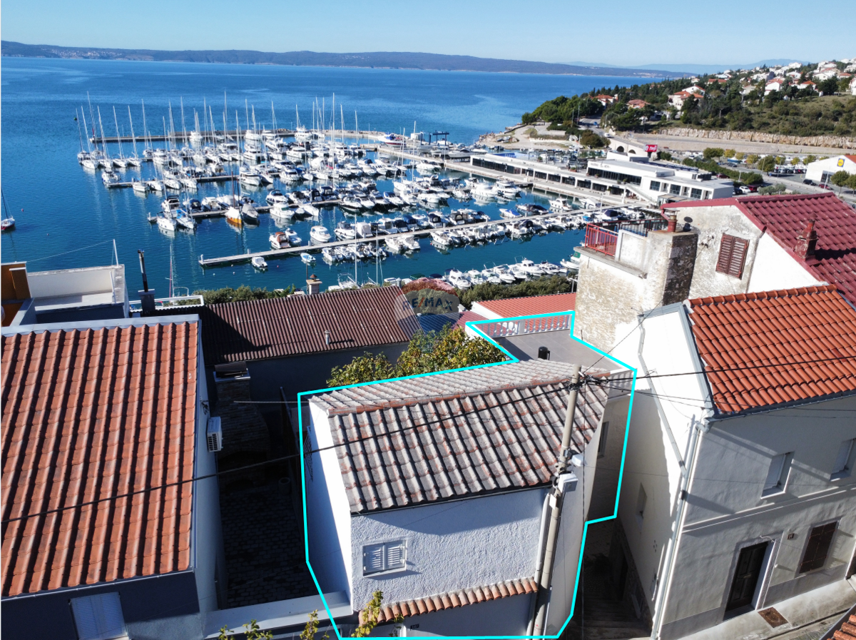 Novi Vinodolski – Hiša v starem mestnem jedru, druga vrsta od morja