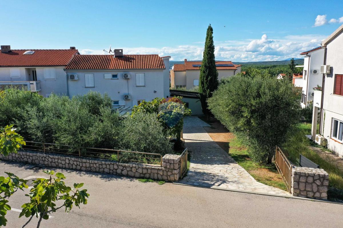 Otok Krk, Punat - družinska hiša z velikim vrtom, razgled, blizu morja