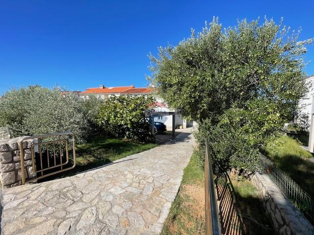 Otok Krk, Punat - družinska hiša z velikim vrtom, razgled, blizu morja