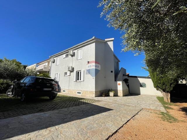 Otok Krk, Punat - družinska hiša z velikim vrtom, razgled, blizu morja