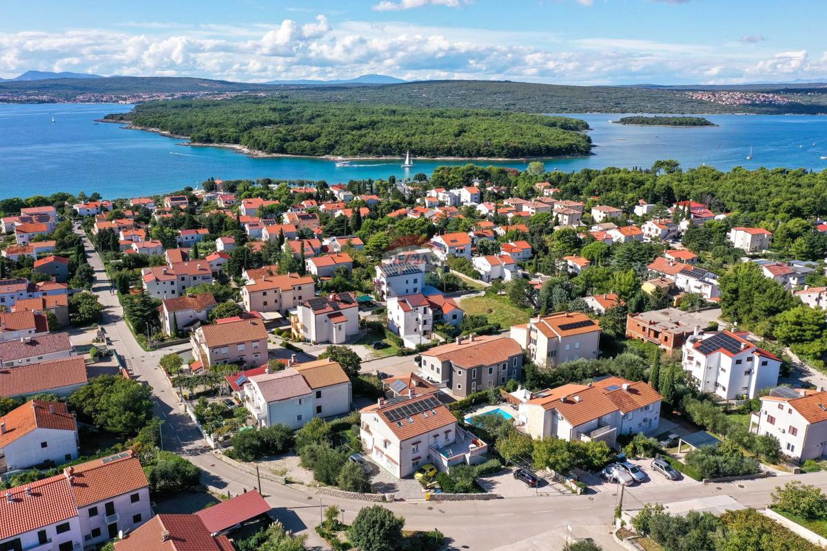 Otok Krk, Punat - družinska hiša z velikim vrtom, razgled, blizu morja